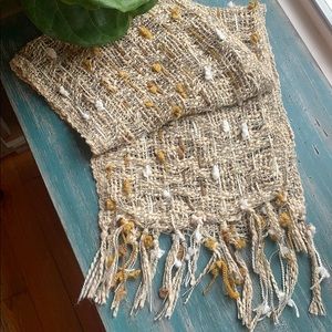 Beautiful open weave scarf 🦋 Bundle 3/$25